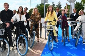 Swapfiets | Swaprad GmbH: Mit Fahrrad statt Limousine zum Deutschen Filmpreis 2022 – In Kooperation mit Swapfiets setzen zahlreiche Schauspieler:innen ein Zeichen für mehr Umweltbewusstsein in der Filmbranche