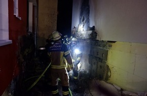 Feuerwehr Stuttgart: FW Stuttgart: Mülltonnenbrand greift auf Gebäudefassaden über