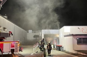 Feuerwehr Dortmund: FW-DO: Brennender Kühlschrank im Lager eines Supermarktdiscounters