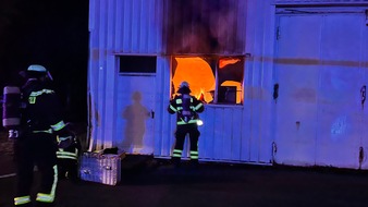 Feuerwehr Dortmund: FW-DO: Werkstattbrand auf Möbelhausgelände Roller