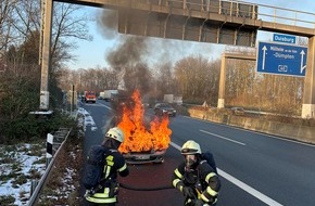 Feuerwehr Mülheim an der Ruhr: FW-MH: Ein brennender PKW löste einen Feuerwehreinsatz auf der A40 aus.