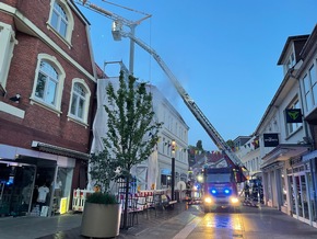 FW-AUR: Flammenüberschlag bedroht mehrere Gebäude
