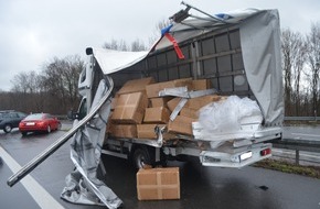 Polizeiinspektion Hildesheim: POL-HI: Verkehrsunfall auf der A7 zieht Vollsperrung nach sich