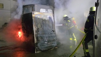 Freiwillige Feuerwehr Celle: FW Celle: Mehrere Kleintransporter brennen in Westercelle