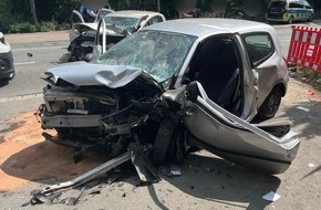 Polizei Duisburg: POL-DU: Obermeiderich: Schwerer Verkehrsunfall - drei beteiligte Fahrzeuge und zwei Schwerverletzte
