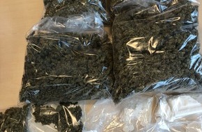 Polizeipräsidium Oberhausen: POL-OB: SEK sprengt Tür - Kokain, Marihuana und über 230.000 Euro Bargeld bei Dealern in Oberhausen sichergestellt