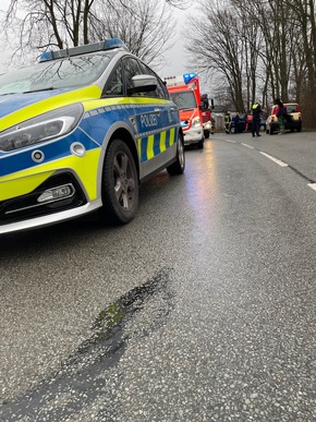 FW Horn-Bad Meinberg: Verkehrsunfall und Sturmtief &quot;Zeynep&quot; fordern Feuerwehr - Baum wird gegen Haus gedrückt