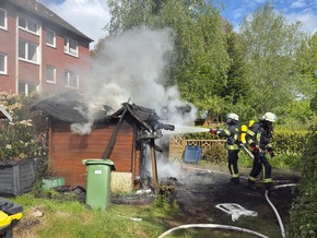 FW-AUR: Holzschuppen vor Wohngebäude in Vollbrand