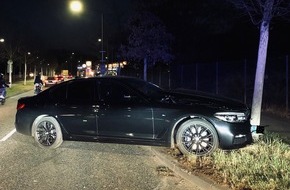 Polizeidirektion Trier: POL-PDTR: 2 Fahrzeuge liefern sich ein Rennen, Fahrzeug prallt gegen einen Baum