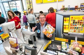 DEUTSCHLAND RUNDET AUF: Weltkindertag: Kassier-Einsatz von Patrick Lindner für benachteiligte Kinder / Netto verdoppelt bundesweit  alle Kundenspenden an seinen Kassen