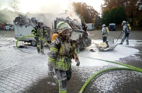 Freiwillige Feuerwehr Werne: FW-WRN: FEUER_2 - LZ1 - brennt Wohnmobil, eine Person noch drin