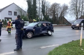 Feuerwehr Gelsenkirchen: FW-GE: Eingeklemmte Person nach Verkehrsunfall mit Straßenbahn - Rettungseinsatz in Gelsenkirchen