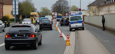 Polizeiinspektion Nienburg / Schaumburg: POL-NI: Großkontrolle am Berliner Ring vor dem Polizeidienstgebäude  -Bilder im Download-