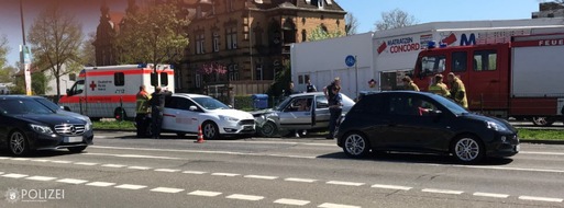 Polizeipräsidium Westpfalz: POL-PPWP: Eine Verletzte nach missglücktem Wendemanöver