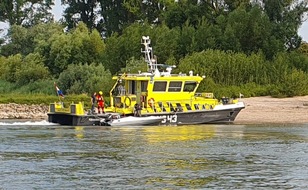 Polizei Duisburg: POL-DU: Duisburg/Emmerich-Hüthum: Sportboot kentert - Sieben Personen im Wasser