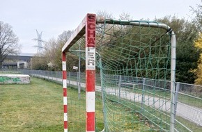 Polizeidirektion Bad Segeberg: POL-SE: Henstedt-Ulzburg - Handballtor von Sportplatz entwendet - Zeugenaufruf