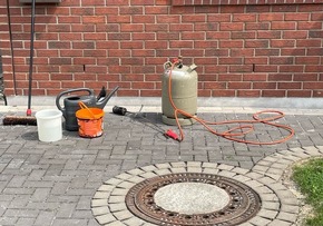FW Hennef: Um Haaresbreite - Abflammgerät sorgt für Feuerwehreinsatz