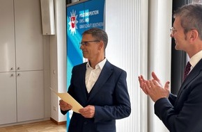 Polizeiinspektion Emsland/Grafschaft Bentheim: POL-EL: Polizeipräsident Friedo de Vries und Leiterin der Polizeiinspektion Emsland / Grafschaft Bentheim Nicola Simon verabschieden Kriminaldirektor Heinz Defayay in den Ruhestand