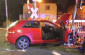 Polizei Rheinisch-Bergischer Kreis: POL-RBK: Bergisch Gladbach - Audi kracht in Haltestellenabsperrung