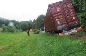 Kreispolizeibehörde Märkischer Kreis: POL-MK: Holzlaster drohte umzukippen