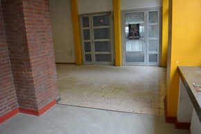 POL-RBK: Rösrath - Vandalen im Schulgebäude
