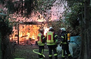 Feuerwehr und Rettungsdienst Bonn: FW-BN: Gartenlaube und Kleintierstall brennen in voller Ausdehnung