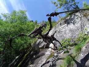 Die Dinos sind los! Neuer Saurier-Trail im Fieschertal ist eröffnet