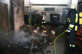 Feuerwehr Essen: FW-E: Dachstuhlbrand im GOP entpuppte sich als Containerbrand, Feuerwehr rückte zunächst mit drei Löschzügen aus