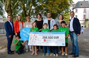 DEUTSCHLAND RUNDET AUF: "Deutschland rundet auf" überreicht EUR 258.500 an gemeinnützige  Organisation climb für Lernferien-Programm