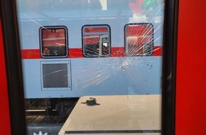 Bundespolizeidirektion Sankt Augustin: BPOL NRW: Faustschlag gegen die Scheibe: Bundespolizei ermittelt nach Sachbeschädigung im Zug