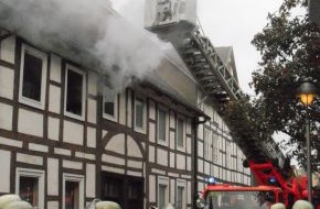 Polizeiinspektion Hameln-Pyrmont/Holzminden: POL-HOL: Feuer in der Weberstraße / 100.000 Euro Schaden Großeinsatz in der Holzmindener Innenstadt