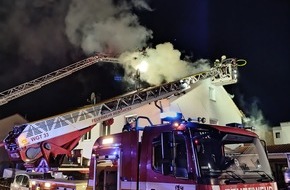 Feuerwehren des Landkreises Ravensburg: LRA-Ravensburg: Gro&szlig;brand in Wohnhaus in Weingarten - &uuml;ber 130 Einsatzkr&auml;fte im Einsatz