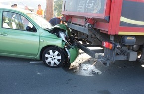 Kreispolizeibehörde Höxter: POL-HX: Auto prallt gegen bremsenden Lastwagen