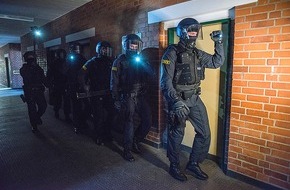 Bundespolizeidirektion München: Bundespolizeidirektion München: Ermittlungen führen von Rosenheim nach München und Köln / Schlag gegen mutmaßlich europaweit agierende Schleuserbande