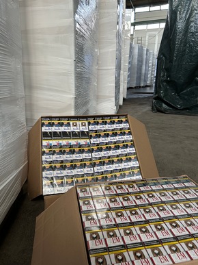 ZOLL-E: Doppelschlag gegen illegalen Zigarettenhandel /zwei Hehlerbanden zerschlagen /fünf Personen verhaftet /10,4 Millionen Zigaretten sichergestellt