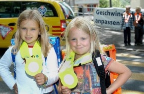 Touring Club Schweiz/Suisse/Svizzero - TCS: Schulanfang, Achtung Kinder! Der TCS bittet die Auto Fahrenden um besondere Vorsicht gegenüber Kindern