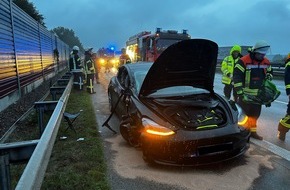 Kreisfeuerwehr Rotenburg (Wümme): FW-ROW: A1 - Elektrofahrzeug fährt mit hoher Geschwindigkeit auf LKW auf