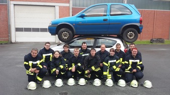 Feuerwehr der Stadt Arnsberg: FW-AR: Arnsberger Feuerwehr bekommt 13 frisch ausgebildete Einsatzkräfte