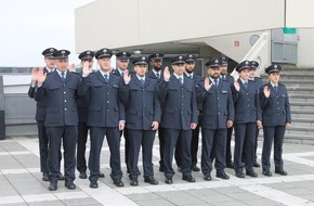 Bundespolizeidirektion Sankt Augustin: BPOL NRW: Bundespolizei am Flughafen Köln/Bonn vereidigt 18 neue Mitarbeiterinnen und Mitarbeiter