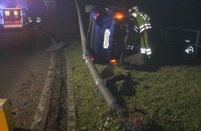 Polizei Aachen: POL-AC: Kein guter Rutsch ins neue Jahr: Alleinunfall am frühen Neujahrsmorgen am Europaplatz - Pkw kippt auf die Seite, rutscht quer über die Straße gegen eine Laterne - Fahrer schwer verletzt