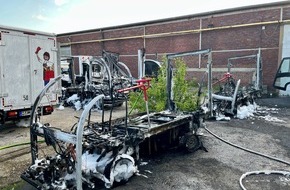 Feuerwehr Bochum: FW-BO: Fahrzeugbrand in einer Lagerhalle