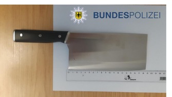 Bundespolizeidirektion Sankt Augustin: BPOL NRW: Mit gefährlichen Gegenständen am Hauptbahnhof - Bundespolizei stellt zwei Messer sicher