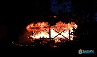 Polizeipräsidium Westpfalz: POL-PPWP: Waldhütte geht in Flammen auf