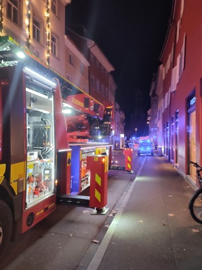 FW Konstanz: Feuerwehr Konstanz mit Haupt- und Ehrenamt bei mehreren Einsätzen gefordert