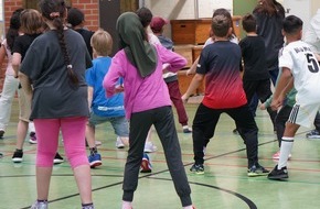 Provinzial Holding AG: Eine ganze Schule im Hip-Hop-Fieber: „Wackel-Zappel-News“ gewinnen Schülerzeitungswettbewerb und erleben Workshop für alle Kinder