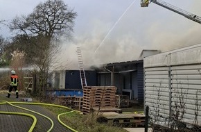 Feuerwehr Rösrath: FW Rösrath: Brand in Gewerbehalle - Massive Rauchentwicklung weithin sichtbar