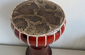 Hauptzollamt M&uuml;nchen: HZA-M: Zoll warnt vor dem Kauf von Souvenirs aus gesch&uuml;tzten Tierarten - Trommel mit Pythonleder beschlagnahmt
