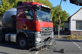 Kreispolizeibehörde Herford: POL-HF: Sattelzug stößt mit Fahrrad zusammen - 25-jährige Herforderin verletzt