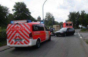 Polizei Mönchengladbach: POL-MG: Eisenbahnstraße - Motorradfahrer wird bei Verkehrsunfall schwer verletzt