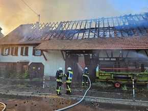 KFV-CW: Jugendliche setzen in Calw-Stammheim Gebäude in Brand / Eingelagertes Heu erschwert Löscharbeiten in Nachbarschaft von Schule und Kindergarten